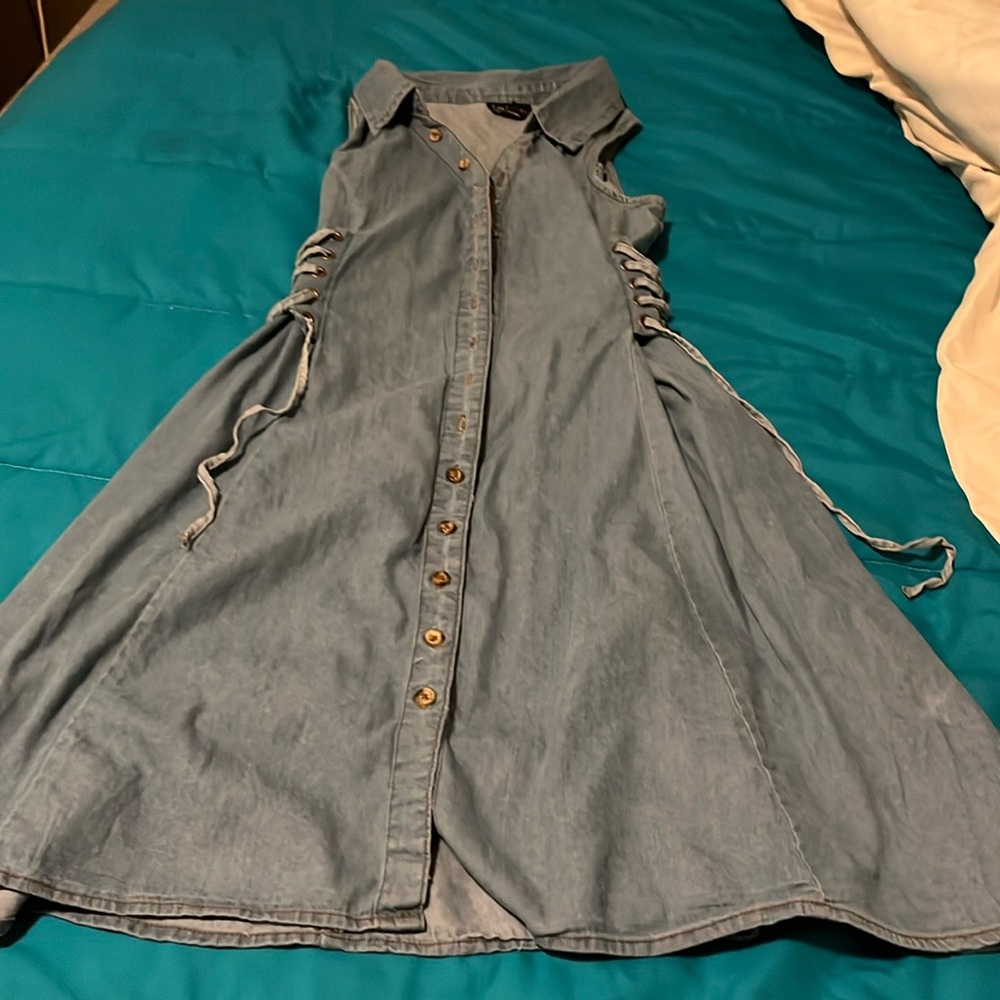 I’m selling a sleeveless blue dress